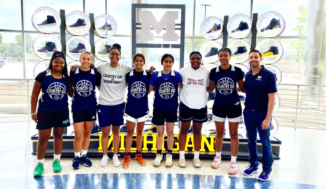 Scott Tainsky standing with Detroit Country Day School players and coaches