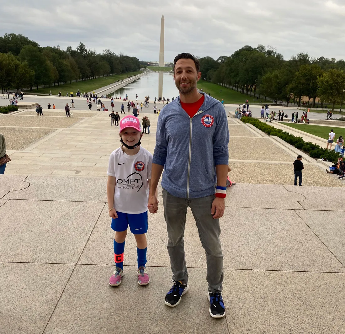 Scott Tainsky and daughter approaching the Lincoln memorial.