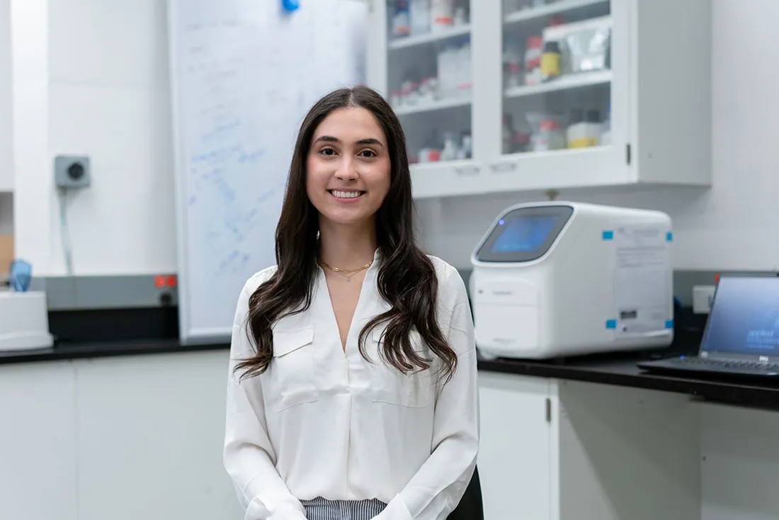 Student Mariana in the research lab