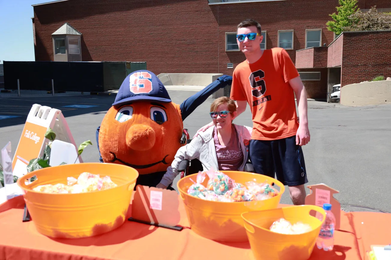 Students take a picture with Otto