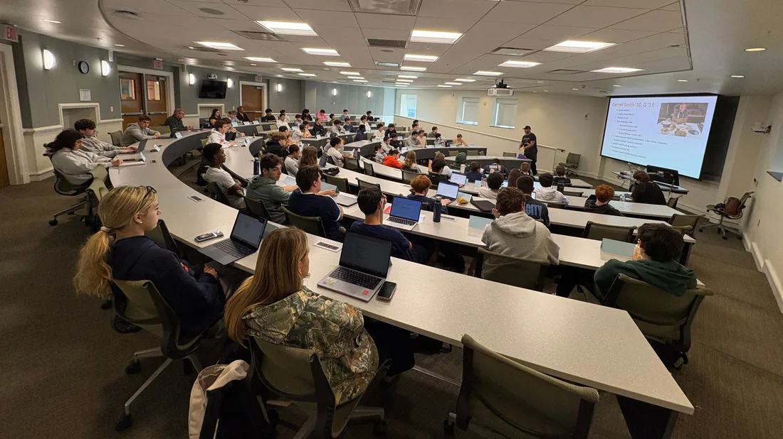Derrell Smith speaks to freshmen sport management students.